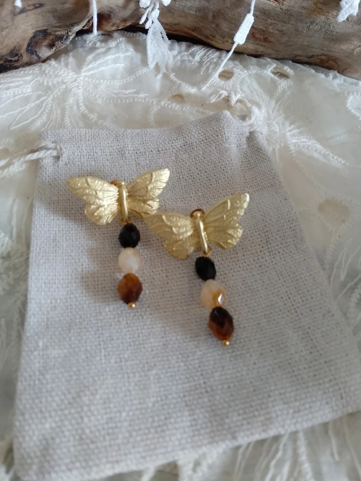 Boucles d'oreilles bohèmes papillons dorés et pierres naturelles – photo 5